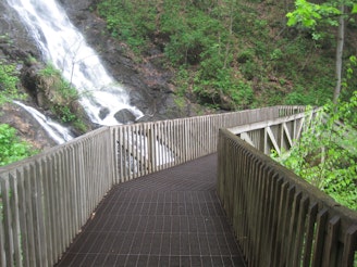 Amicalola_Falls_trail_bridge.jpg